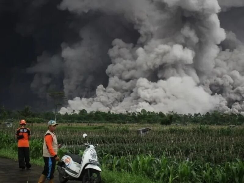 More than a thousand people in shelters in Indonesia after volcano eruption near Bali