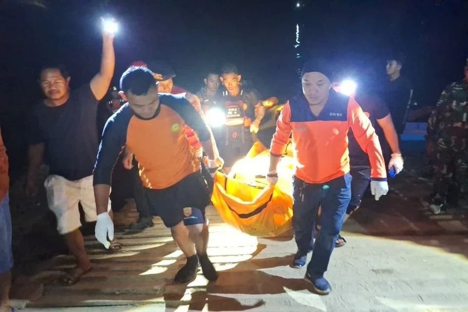Tragédia: Oito mortos após balsa superlotada afundar no Rio Mahakam, Indonésia