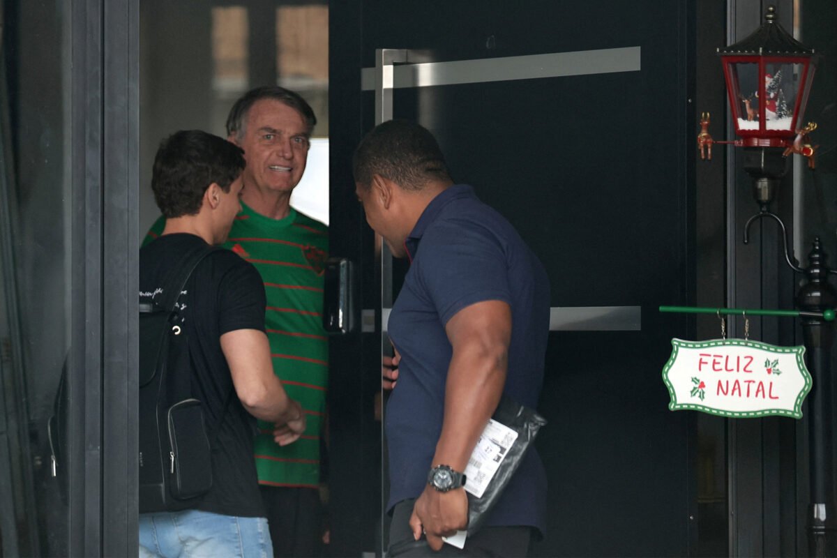 Who did Nikolas talk to on the phone at Bolsonaro’s house