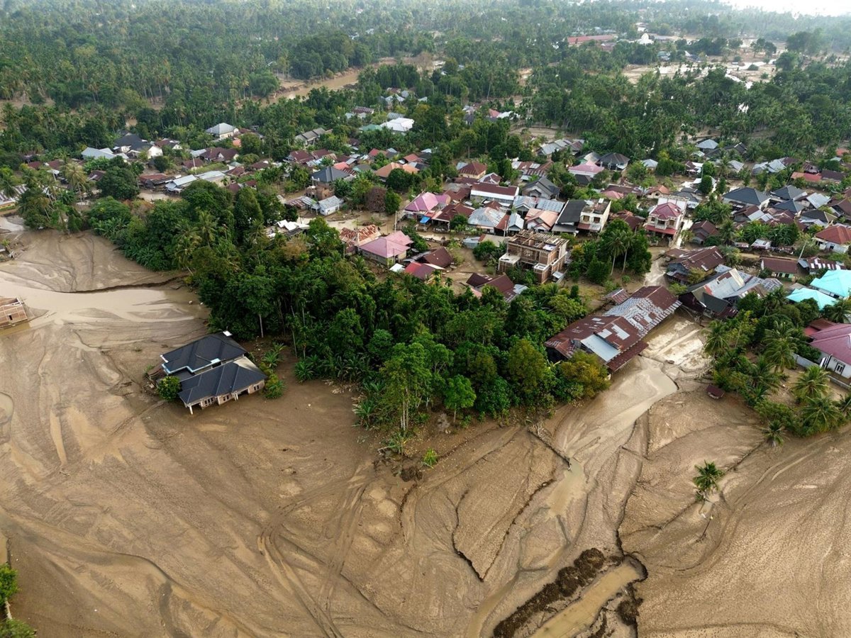 Death toll from floods in Indonesia rises to around 950, with nearly 275 missing