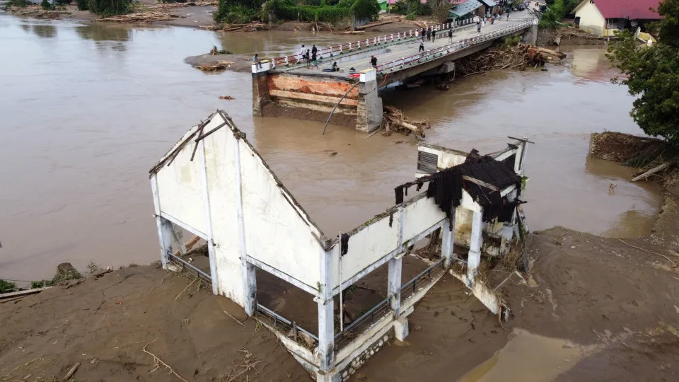Death toll in Indonesian floods surpasses 800