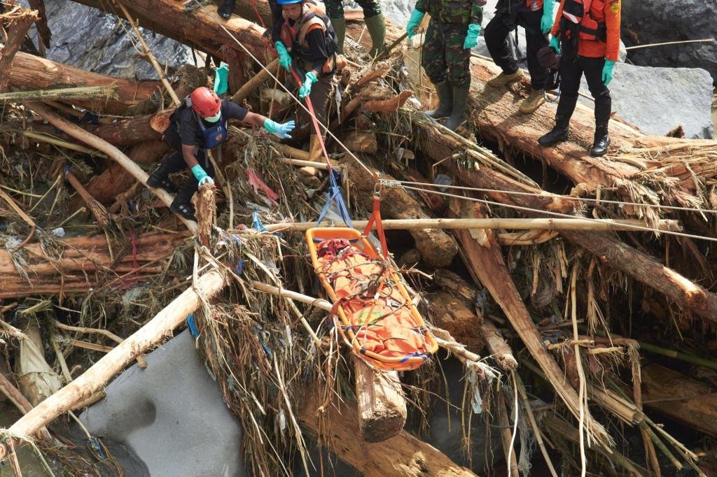 Devastation in Indonesia, Sri Lanka, and Thailand: Over 1,300 Dead in Floods