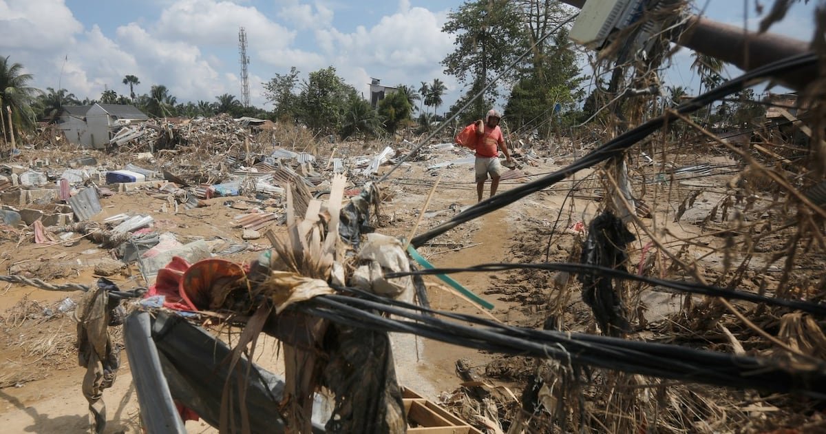 Fears of Starvation Rise as Death Toll Tops 900 in Indonesia