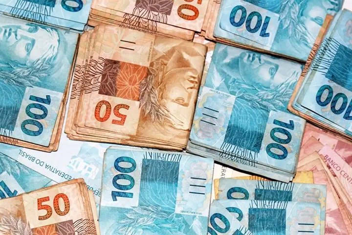 Government confirms minimum wage increase for 2026 to R$ 1,621