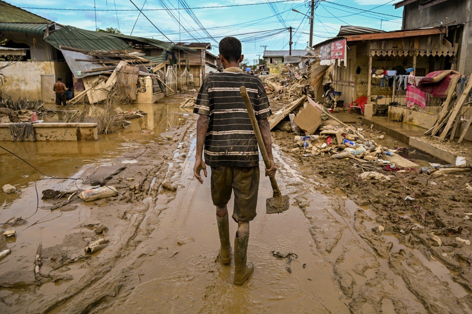 Hunger strikes after floods leave over 900 dead in Indonesia