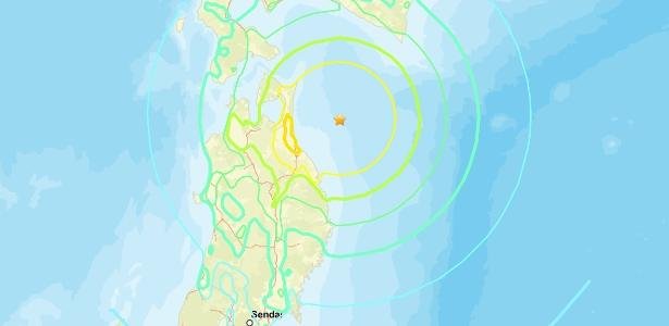 Massive 7.6 magnitude earthquake hits Japan; government warns of tsunami
