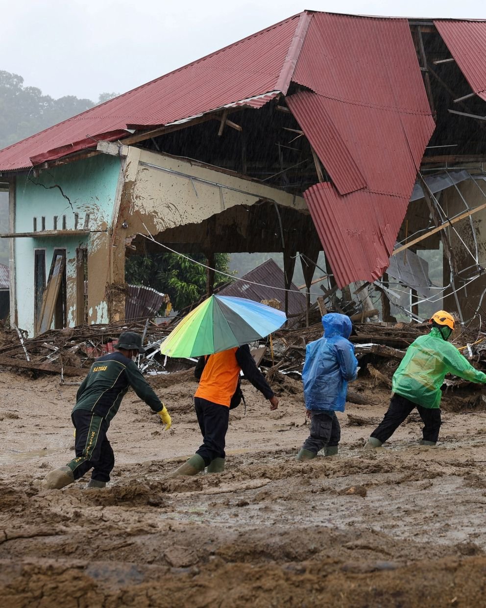 Toll in deadly Indonesia floods near 1,000, frustrations grow