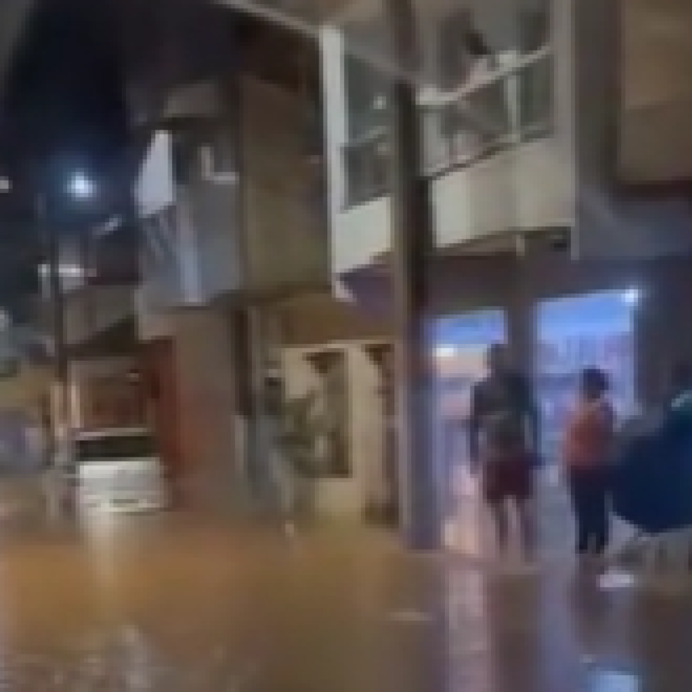 Video: Heavy rain causes flash floods and floods in cities of MG